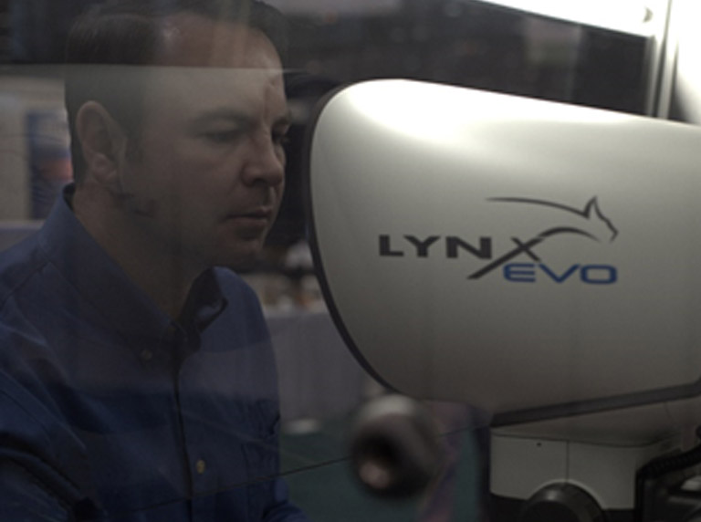 11-Lynx-EVO-zoom-stereo-microscope-laminar-flow-cabinet-768x572px.jpg